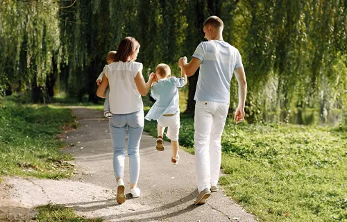 father-spending-time-with-his-daughter-outdoors-father-s-day 3 copie Sorties en famille en berry